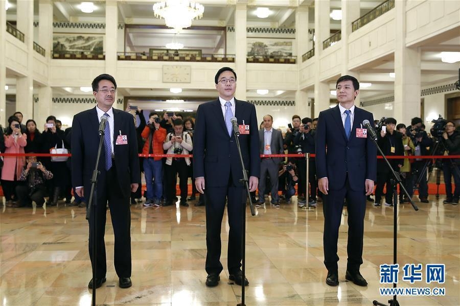 这娘们不像好人是什么梗